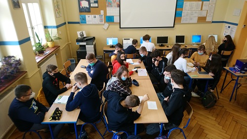 Klasa IA tworzy recenzje podczas zajęć bibliotecznych